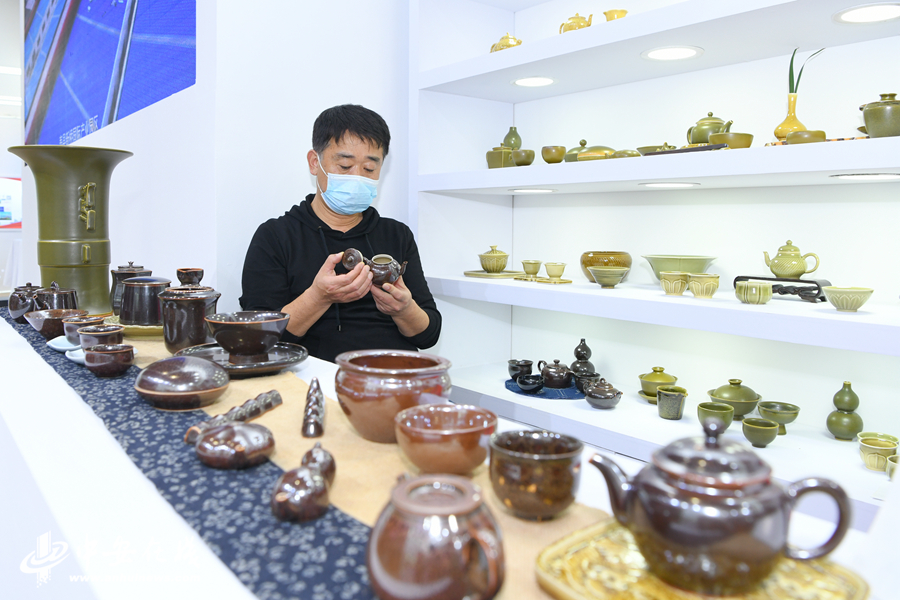 5、在淮南展厅寿州窑陶瓷成为“明星”，这项兴盛于隋唐的名窑曾以首创黄釉瓷而著称于世， (1).JPG